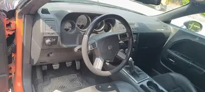 Dodge Challenger 6.1 HEMI SRT8 — Muscle car légendaire, 432 ch purs — interni