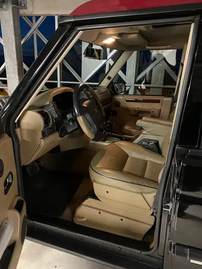 Land Rover Discovery 4.0 V8 ES — Légendaire 7 places, moteur V8 puissant — intérieur