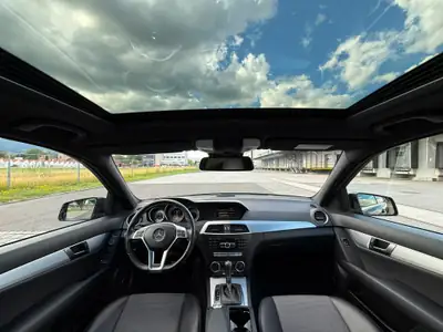 Mercedes-Benz C 350 V6 BlueEF Avantgarde — Élégance et performance, 105'000 km — tableau de bord