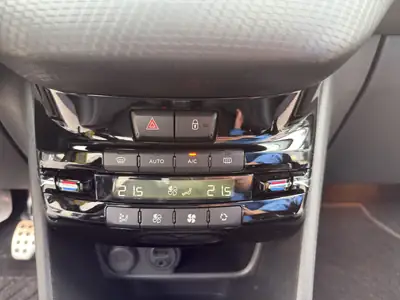 Peugeot 208 1.2 PureTech GT Line — Citadine dynamique, faible kilométrage, équipée navigation — Miniature 13