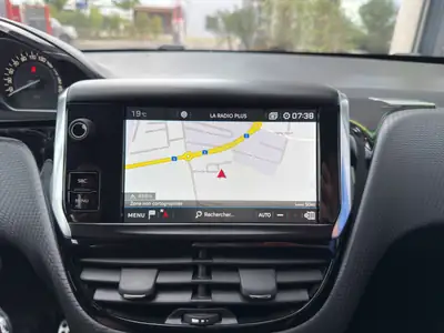Peugeot 208 1.2 PureTech GT Line — Citadine dynamique, faible kilométrage, équipée navigation — Miniature 25