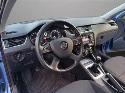 Skoda Octavia Combi 1.6 TDI Elegance 4x4 — Polyvalence tout-terrain, moteur économe — Miniature 10