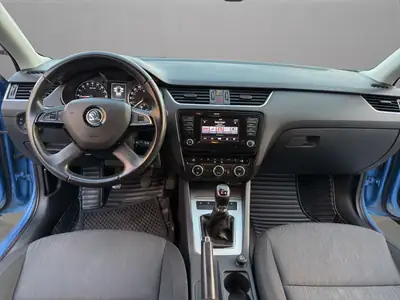 Skoda Octavia Combi 1.6 TDI Elegance 4x4 — Polyvalence tout-terrain, moteur économe — Miniature 14