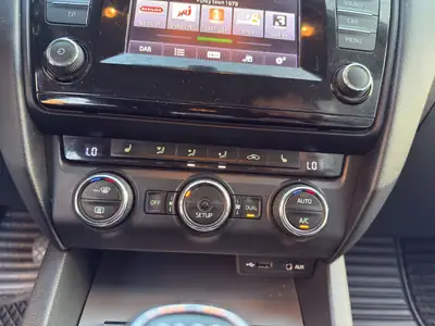 Skoda Octavia Combi 1.6 TDI Elegance 4x4 — Polyvalence tout-terrain, moteur économe — Miniature 16