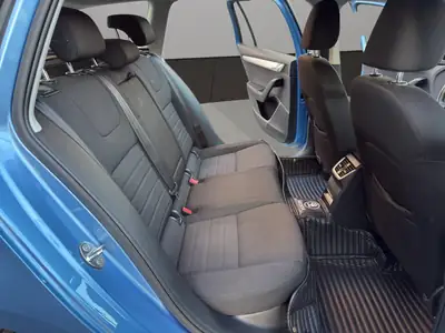 Skoda Octavia Combi 1.6 TDI Elegance 4x4 — Polyvalence tout-terrain, moteur économe — Miniature 18