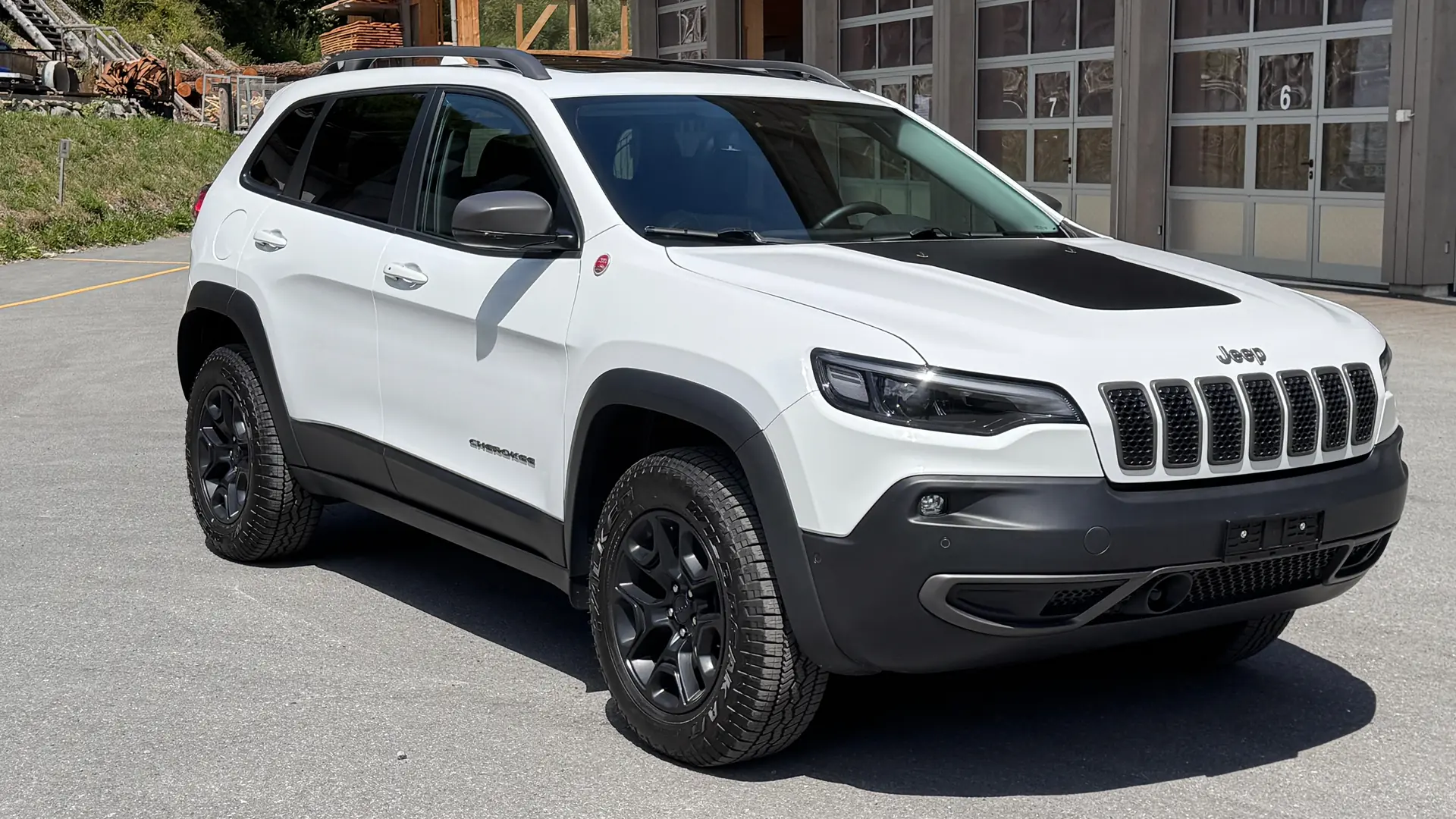 Jeep Cherokee 2.0 T Trailhawk AWD — SUV robuste, entretien premium, kilométrage maîtrisé — vue extérieure