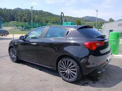 Alfa Romeo Giulietta 2.0 JTDm Distinctive — Diesel performant, 163'000 km — côté