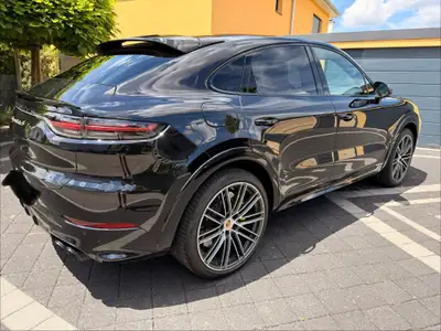 Porsche Cayenne 4.0 V8 Turbo S E-Hybrid — SUV hybride rechargeable haute performance — vista esterna