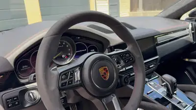 Porsche Cayenne 4.0 V8 Turbo S E-Hybrid — SUV hybride rechargeable haute performance — vista posteriore