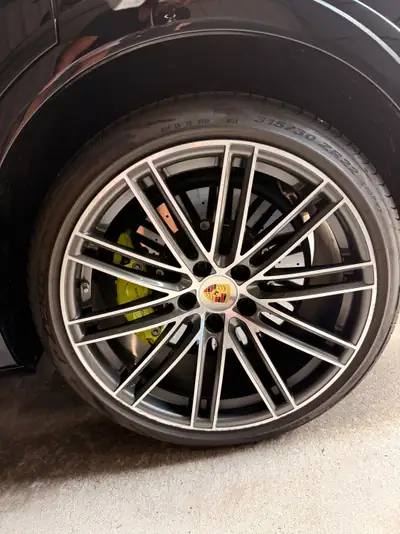 Porsche Cayenne 4.0 V8 Turbo S E-Hybrid — SUV hybride rechargeable haute performance — dettaglio