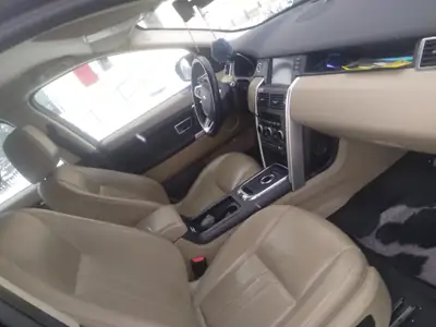 Land Rover Discovery Sport 2.0 TD4 180 SE — SUV 7 places robuste, essence diesel économique — fianco