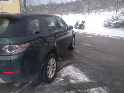 Land Rover Discovery Sport 2.0 TD4 180 SE — SUV 7 places robuste, essence diesel économique — vista posteriore