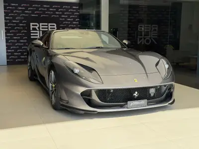 Ferrari 812 GTS — Cabriolet V12 796 ch, Kilométrage minimal, Package carbone complet — Heckansicht