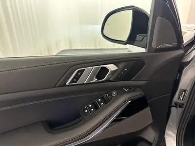 BMW X5 xDrive 40d M Sport Pro — SUV premium diesel hybride, 6500 km seulement — Miniature 10