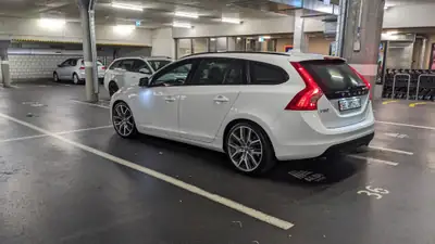 Volvo V60 2.0 T Momentum — Break élégant, 203 ch et faible kilométrage — vue extérieure