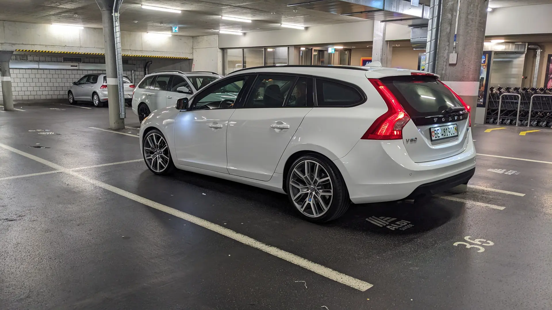 Volvo V60 2.0 T Momentum — Break élégant, 203 ch et faible kilométrage — vue extérieure