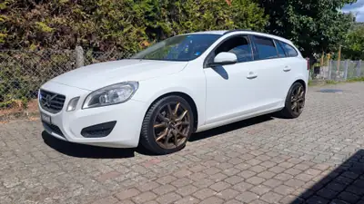 Volvo V60 2.0 T Momentum — Break élégant, 203 ch et faible kilométrage — côté