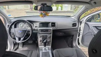 Volvo V60 2.0 T Momentum — Break élégant, 203 ch et faible kilométrage — détail