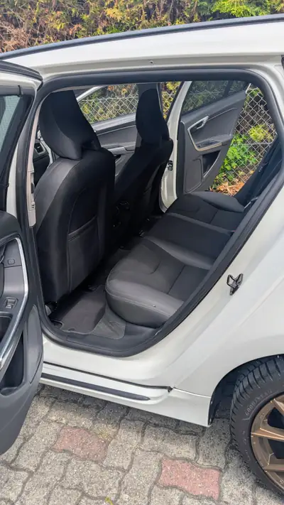 Volvo V60 2.0 T Momentum — Break élégant, 203 ch et faible kilométrage — intérieur