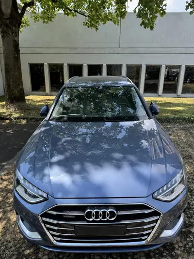 Audi A4 Avant 2.0 45 TFSI Quattro — Break polyvalent avec technologie hybride douce — vista posteriore