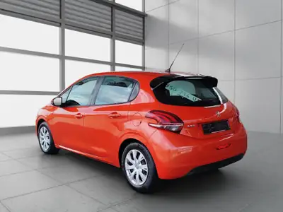 Peugeot 208 1.2 e-VTI Active — Citadine dynamique, boîte automatique et entretien complet — tableau de bord