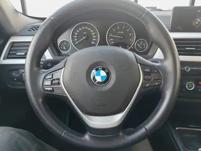 BMW 320i xDrive Touring — Break polyvalent, transmission automatique, contrôle intégral — Miniature 9
