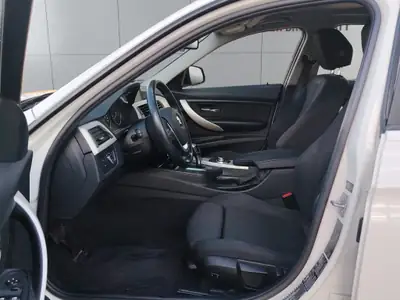 BMW 320i xDrive Touring — Break polyvalent, transmission automatique, contrôle intégral — Miniature 8