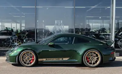 Porsche 911 Carrera GT3 Touring 2026 — Légende manuelle en Oak Green Metallic, 1200 km — vue extérieure