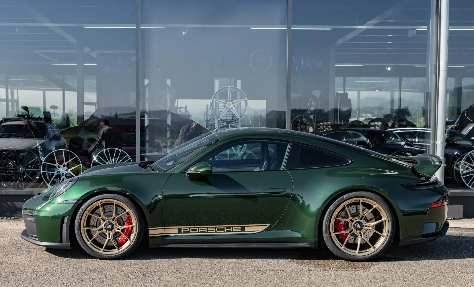 Porsche 911 Carrera GT3 Touring 2026 — Légende manuelle en Oak Green Metallic, 1200 km