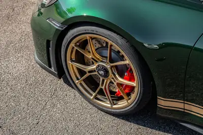Porsche 911 Carrera GT3 Touring 2026 — Légende manuelle en Oak Green Metallic, 1200 km — tableau de bord