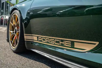 Porsche 911 Carrera GT3 Touring 2026 — Légende manuelle en Oak Green Metallic, 1200 km — détail