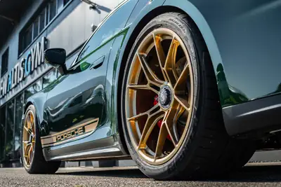 Porsche 911 Carrera GT3 Touring 2026 — Légende manuelle en Oak Green Metallic, 1200 km — Miniature 7
