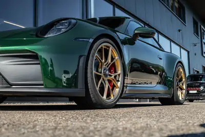 Porsche 911 Carrera GT3 Touring 2026 — Légende manuelle en Oak Green Metallic, 1200 km — Miniature 10