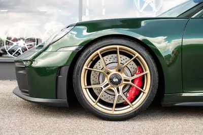 Porsche 911 Carrera GT3 Touring 2026 — Légende manuelle en Oak Green Metallic, 1200 km — Miniature 12