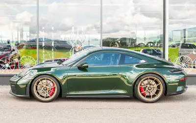 Porsche 911 Carrera GT3 Touring 2026 — Légende manuelle en Oak Green Metallic, 1200 km — Miniature 16