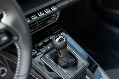 Porsche 911 Carrera GT3 Touring 2026 — Légende manuelle en Oak Green Metallic, 1200 km — Miniature 30