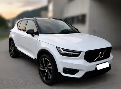 Volvo XC40 2.0 D4 R-Design AWD — SUV compact premium, entretien Volvo à jour — exterior view