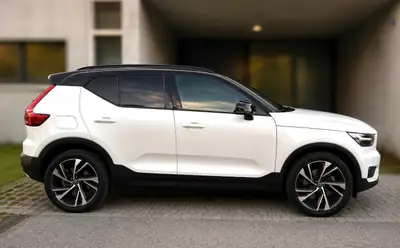 Volvo XC40 2.0 D4 R-Design AWD — SUV compact premium, entretien Volvo à jour — side view