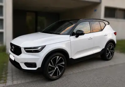 Volvo XC40 2.0 D4 R-Design AWD — SUV compact premium, entretien Volvo à jour — rear view
