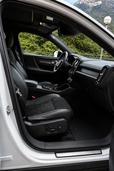 Volvo XC40 2.0 D4 R-Design AWD — SUV compact premium, entretien Volvo à jour — Thumbnail 8