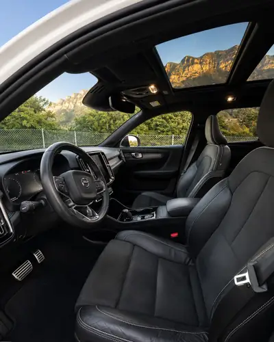 Volvo XC40 2.0 D4 R-Design AWD — SUV compact premium, entretien Volvo à jour — Thumbnail 9