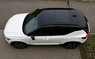 Volvo XC40 2.0 D4 R-Design AWD — SUV compact premium, entretien Volvo à jour — Thumbnail 10