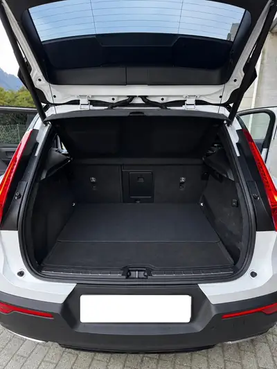 Volvo XC40 2.0 D4 R-Design AWD — SUV compact premium, entretien Volvo à jour — Thumbnail 11