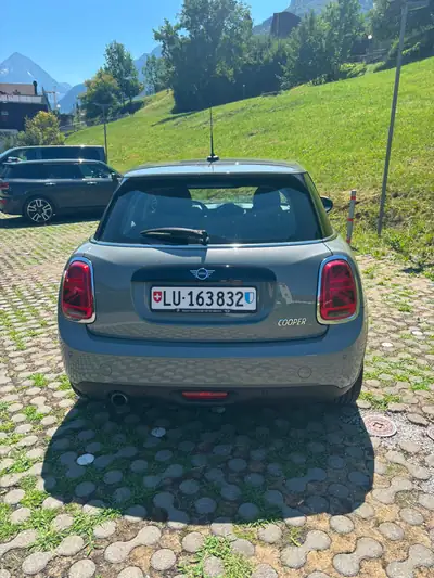 MINI Cooper 2018 — Citadine maligne, 155'000 km, motorisation efficace — vista posteriore