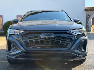 Audi Q8 e-tron 55 S Line quattro — SUV électrique premium, 13 000 km seulement — arrière