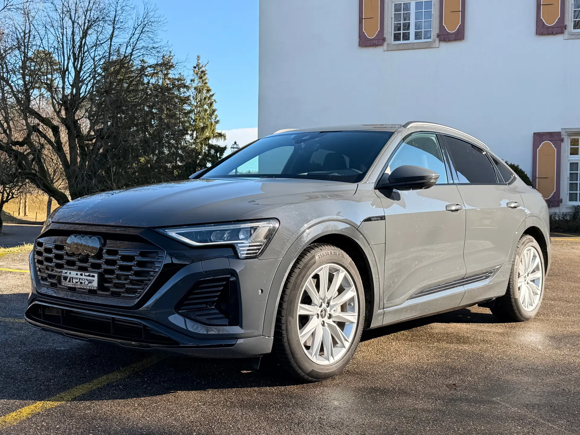 Audi Q8 e-tron 55 S Line quattro — SUV électrique premium, 13 000 km seulement — vue extérieure