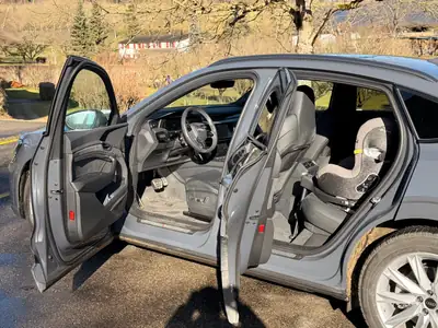 Audi Q8 e-tron 55 S Line quattro — SUV électrique premium, 13 000 km seulement — Miniature 8