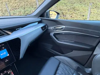 Audi Q8 e-tron 55 S Line quattro — SUV électrique premium, 13 000 km seulement — Miniature 11