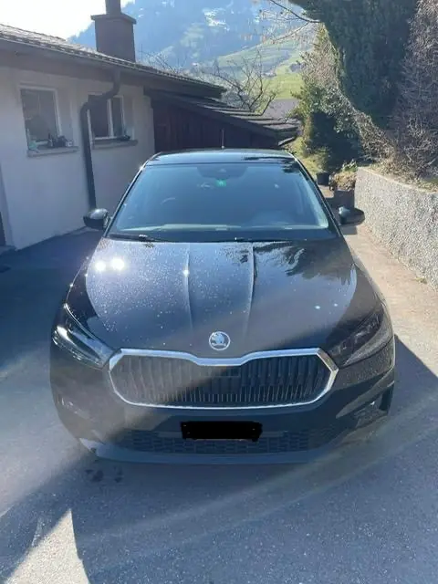 Skoda Fabia 1.0 TSI Selection DSG — Citadine dynamique, 8'760 km seulement — vue extérieure