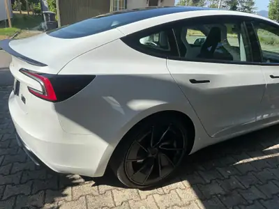 Tesla Model 3 Performance 2025 — Électrique haute performance, 7500 km seulement — Heckansicht